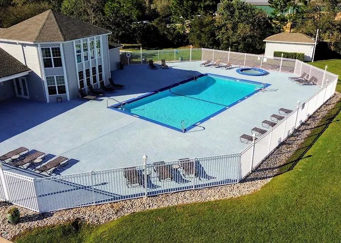 Holiday home 2br/2ba Full W/ Pool & Gym, Sleeps 6