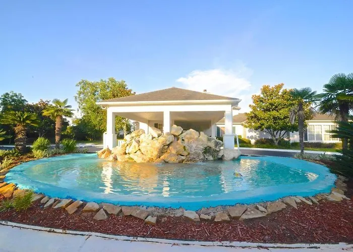 Holiday home 2br/2ba Full W/ Pool & Gym, Sleeps 6